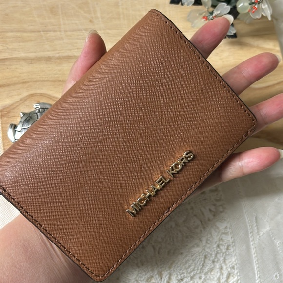 🖤NWOT💕MK snap closure tan leather wallet - Picture 16 of 16